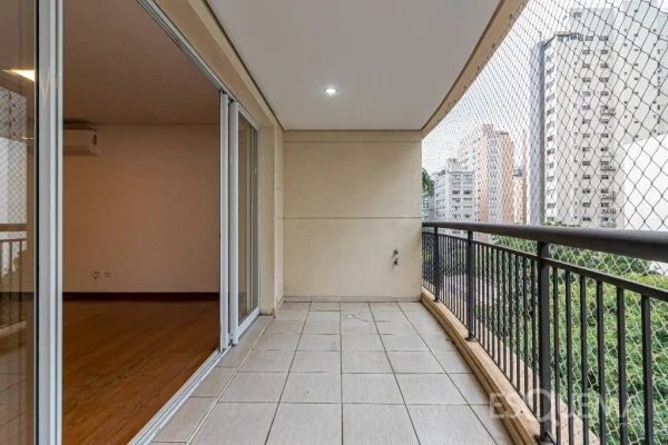 Apartamento com 3 suítes e vista aberta em rua tranquila do Itaim Bibi