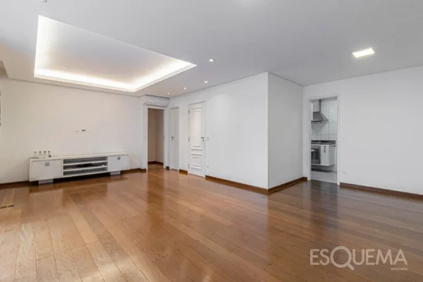 Apartamento com 3 suítes e vista aberta em rua tranquila do Itaim Bibi