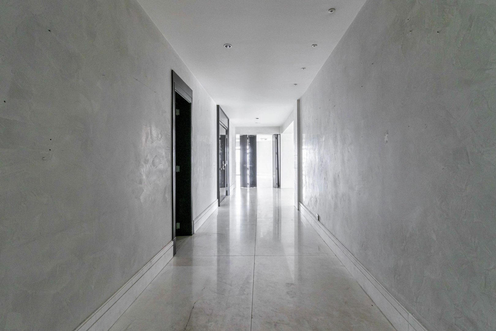 Apartamento com vista para o skyline urbano - Imagem 11