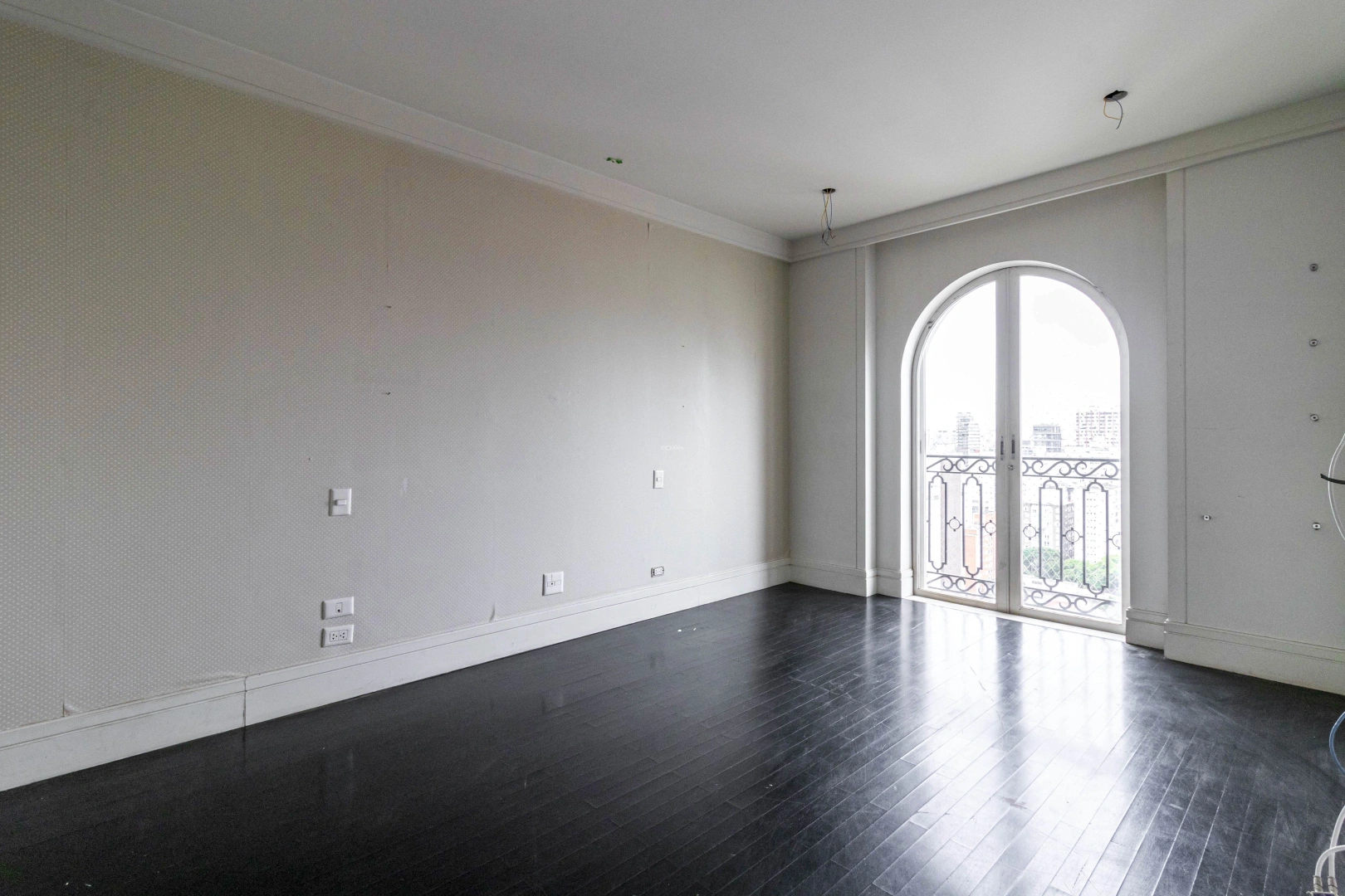 Apartamento com vista para o skyline urbano - Imagem 15
