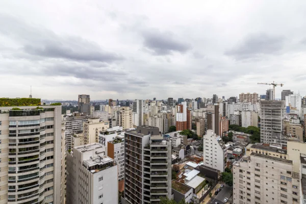Apartamento com vista para o skyline urbano