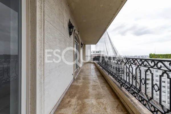 Apartamento com vista para o skyline urbano