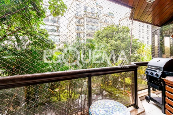 Apartamento reformado em rua cobiçada do Jardim Paulista