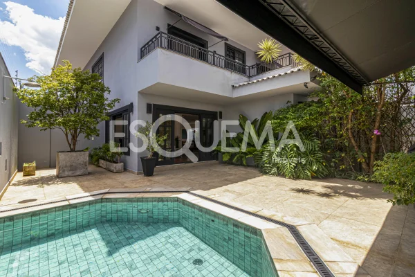 Casa em rua sem saída e reformada com projeto de Ricardo Julião