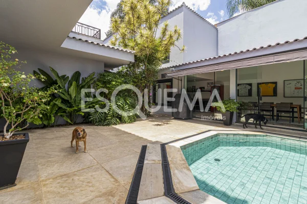 Casa em rua sem saída e reformada com projeto de Ricardo Julião