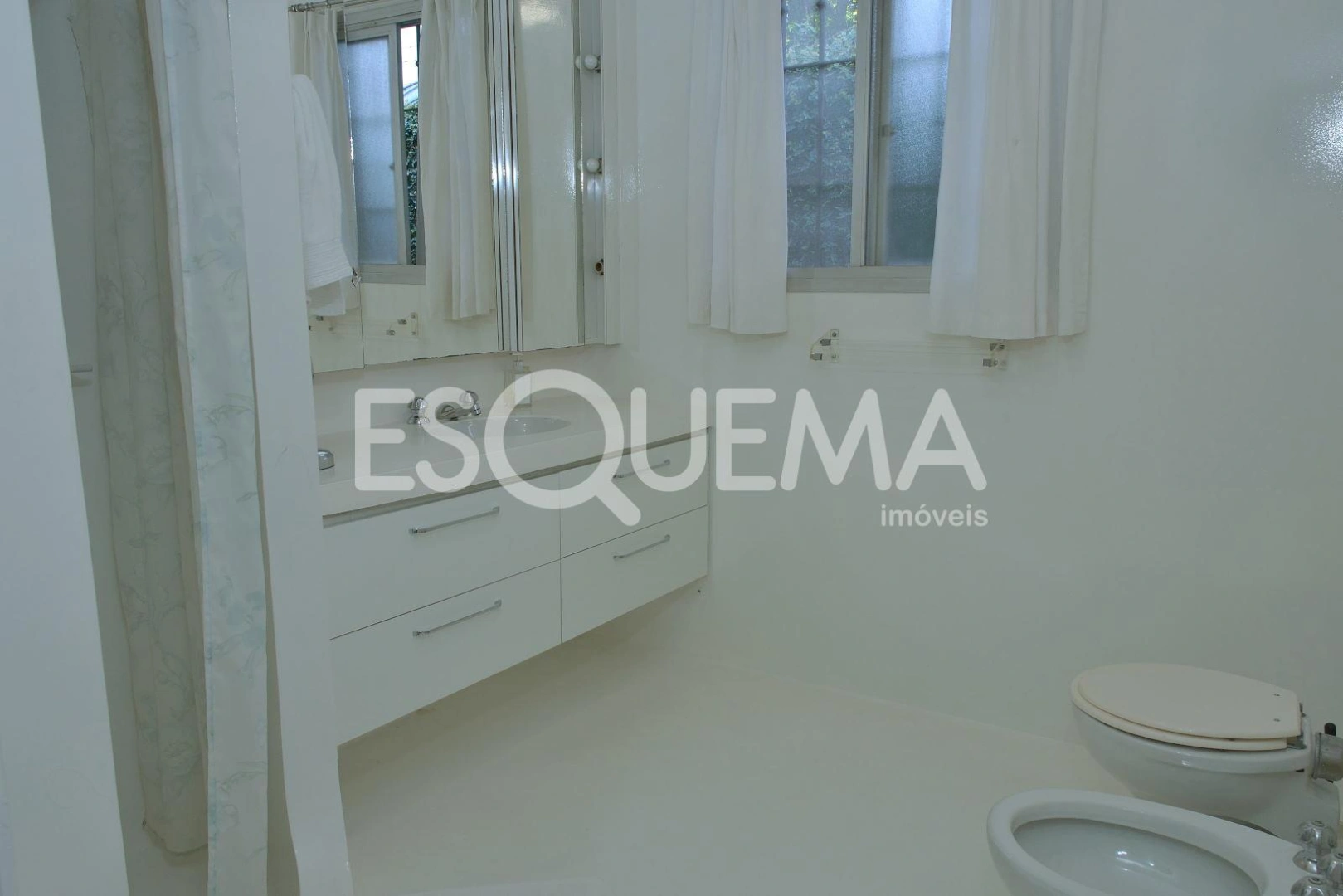 Casa em rua fechada, com projeto diferenciado - Imagem 11
