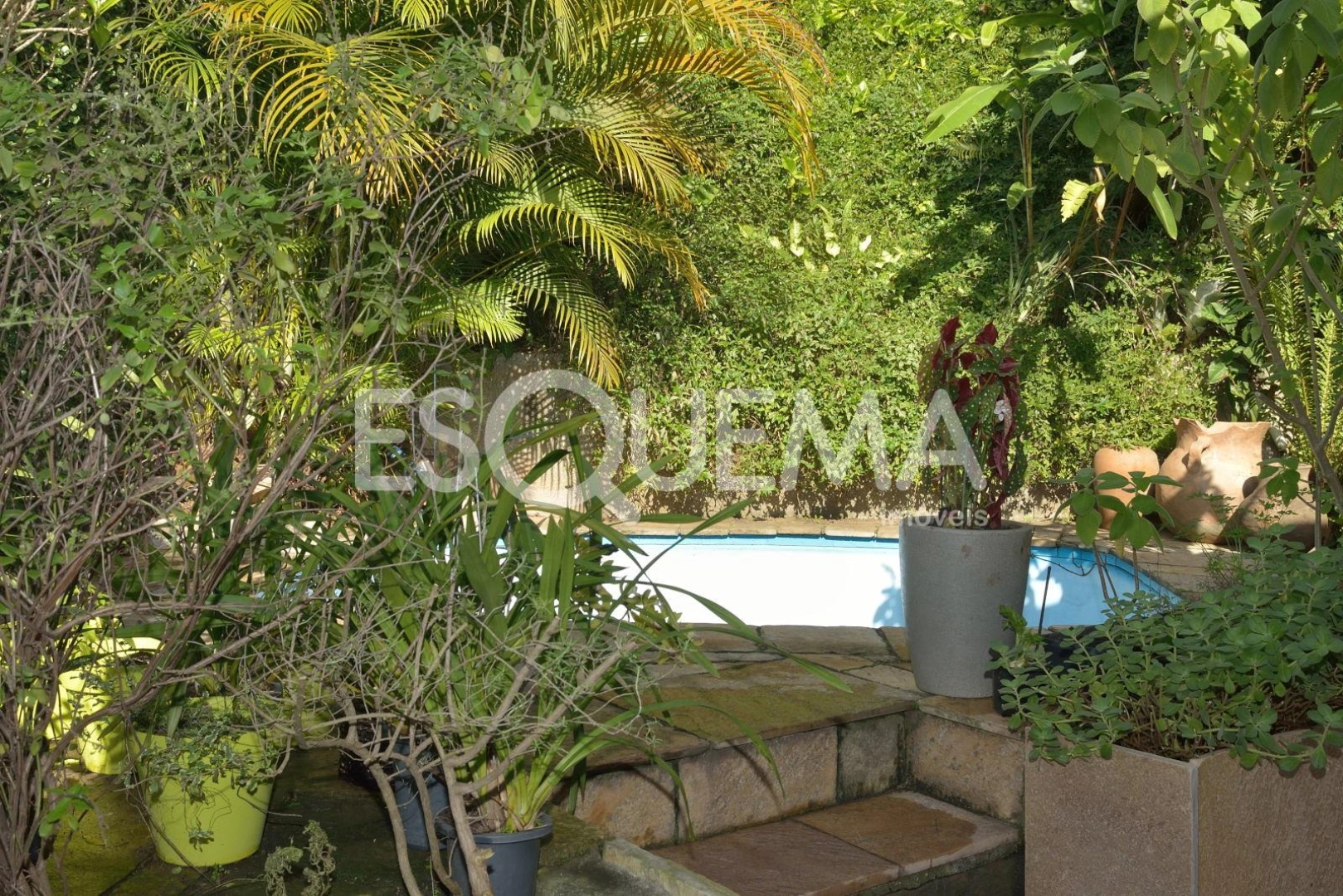 Casa em rua fechada, com projeto diferenciado - Imagem 13