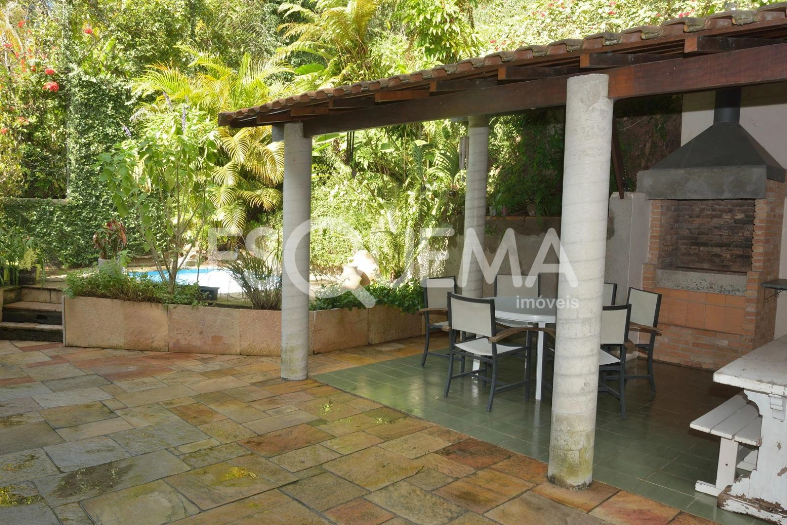 Casa em rua fechada, com projeto diferenciado - Imagem 14