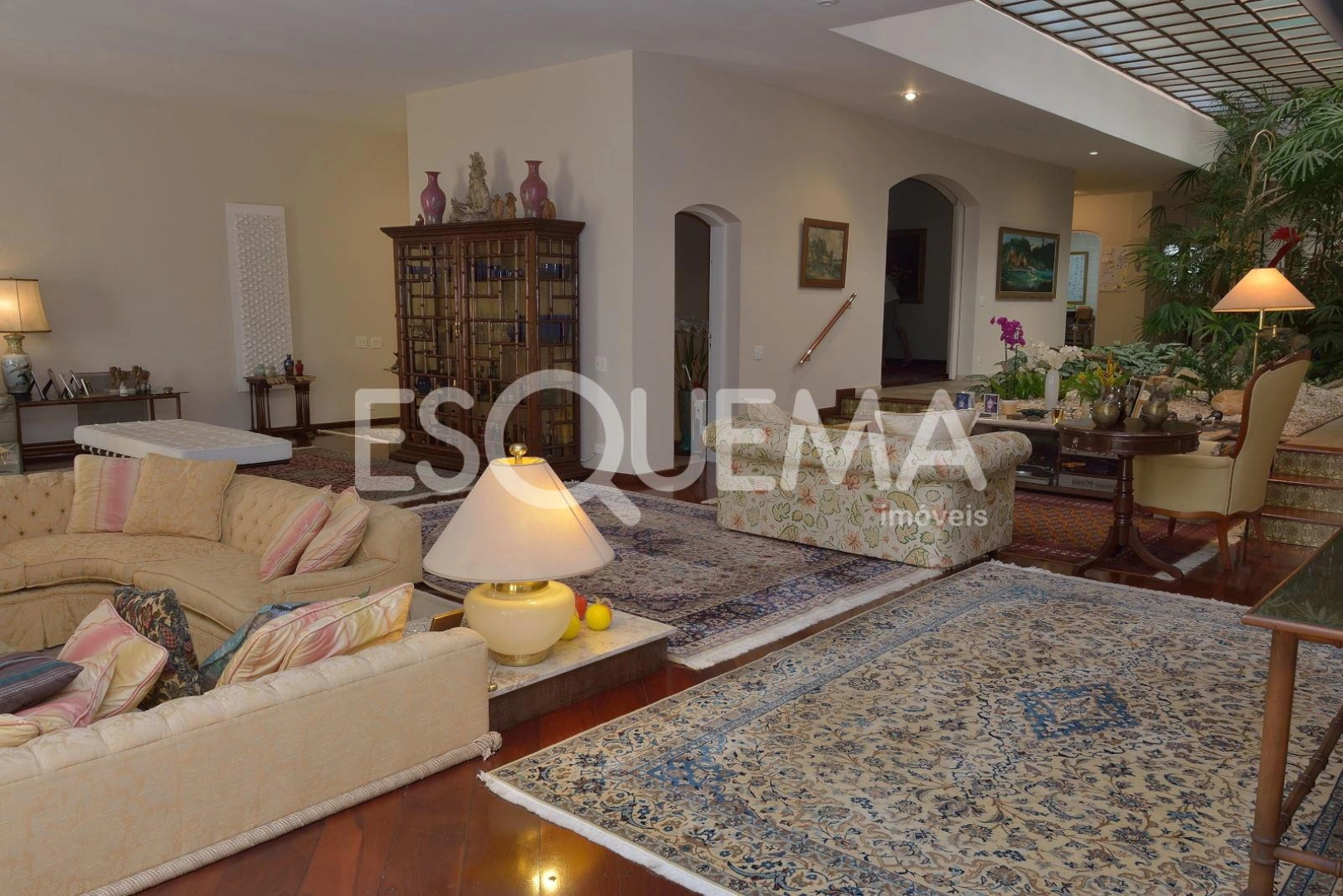 Casa em rua fechada, com projeto diferenciado - Imagem 2
