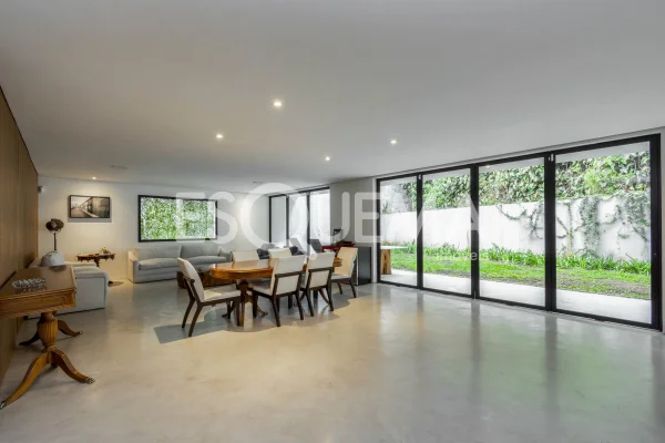 Casa reformada e com muito verde