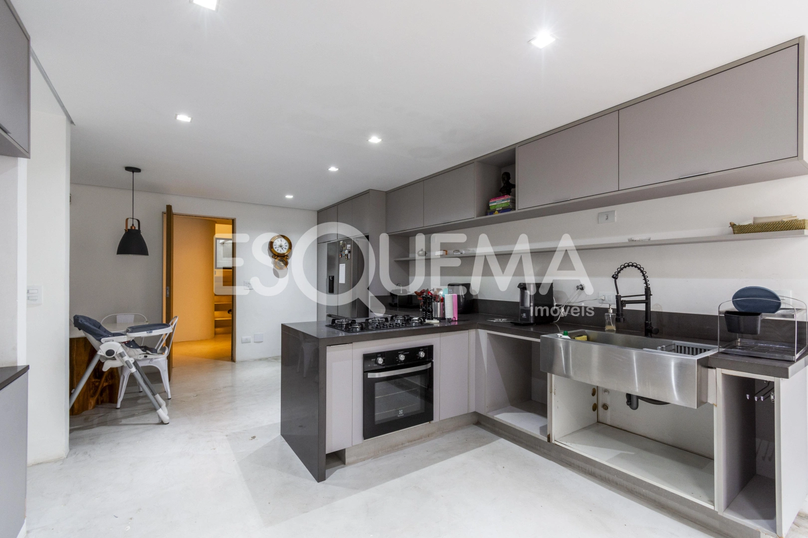 Casa reformada e com muito verde - Imagem 9