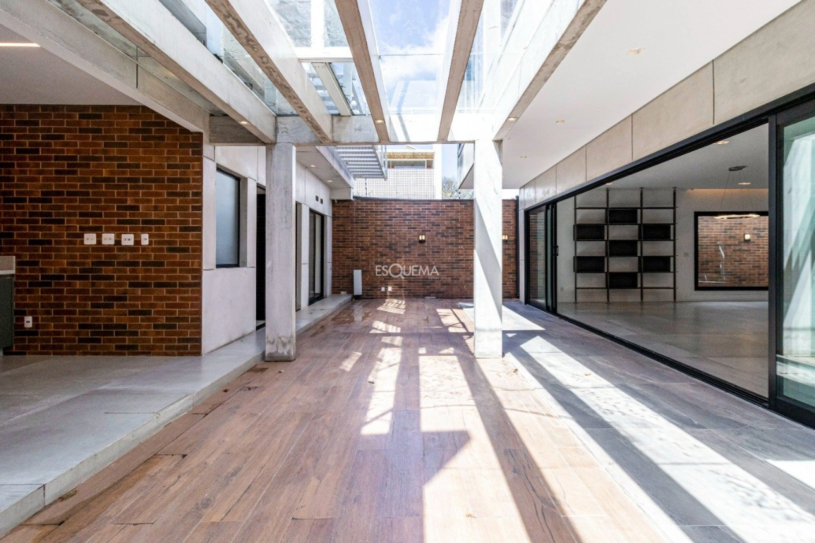 Casa reformada em excelente localização - Imagem 5
