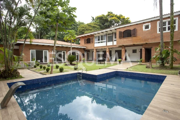 Casa mobiliada com lazer e paisagismo no Jardim Morumbi