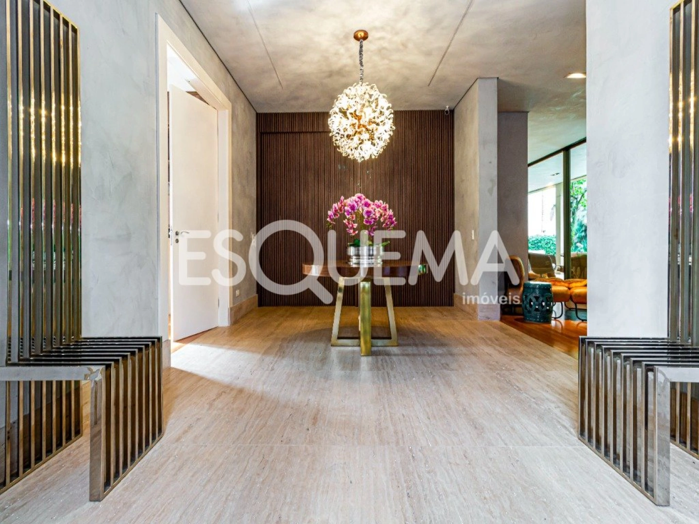Casa com projeto Bi Chrisostomo, rodeada por belo jardim - Imagem 10