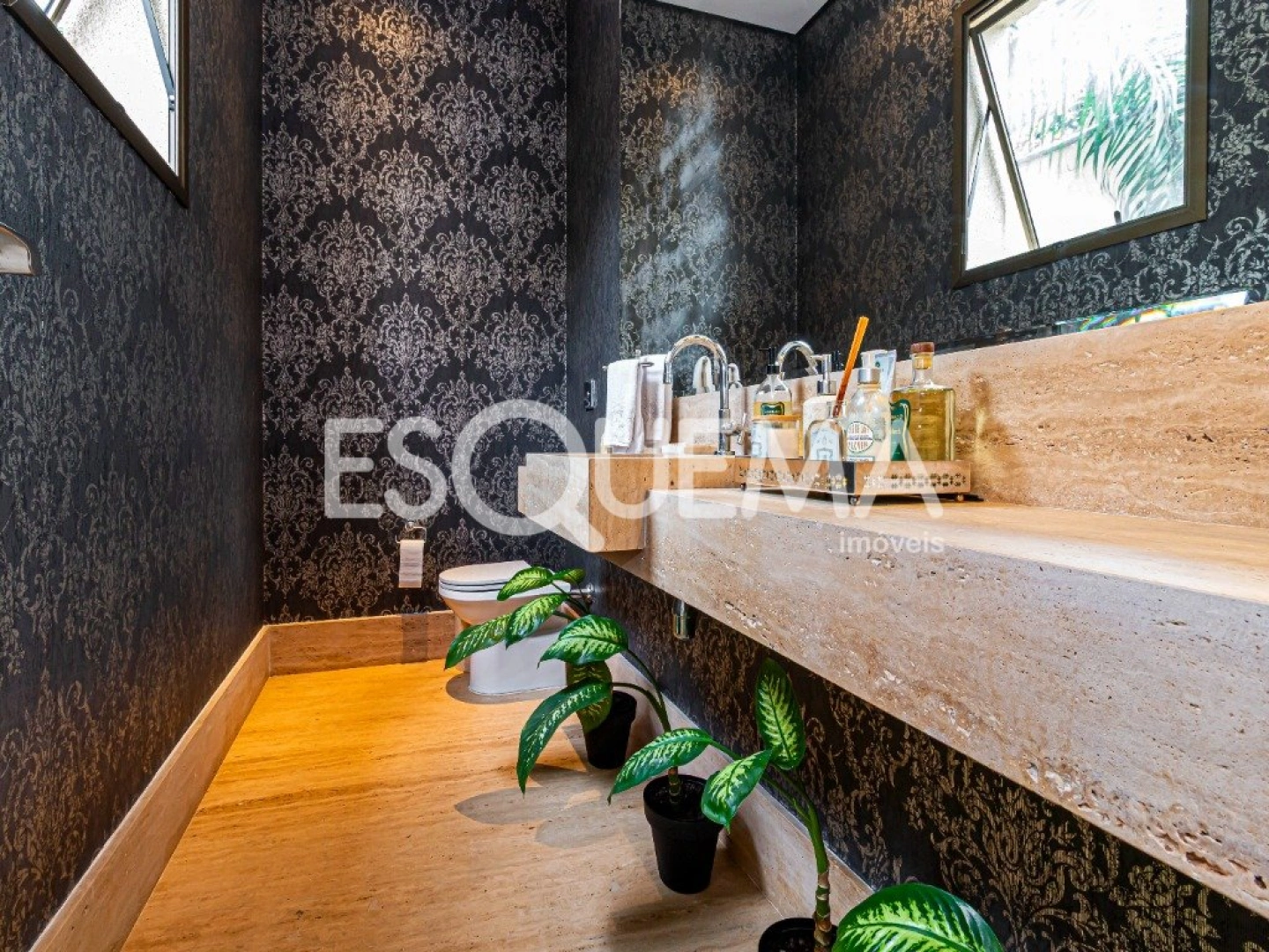Casa com projeto Bi Chrisostomo, rodeada por belo jardim - Imagem 11