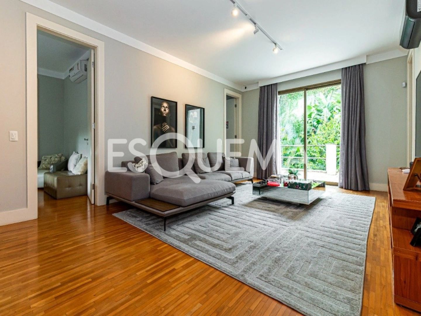 Casa com projeto Bi Chrisostomo, rodeada por belo jardim - Imagem 12