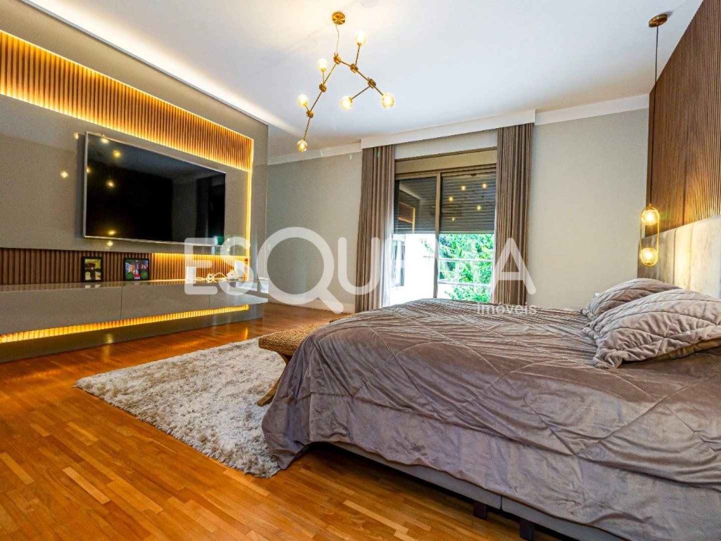 Casa com projeto Bi Chrisostomo, rodeada por belo jardim - Imagem 13