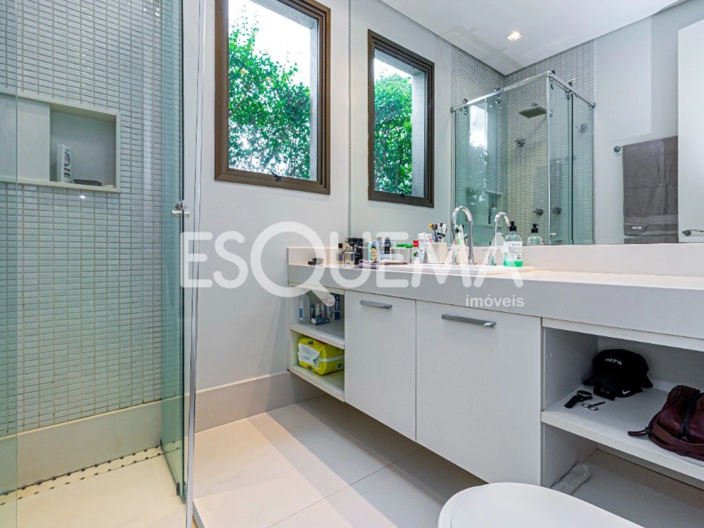 Casa com projeto Bi Chrisostomo, rodeada por belo jardim - Imagem 14