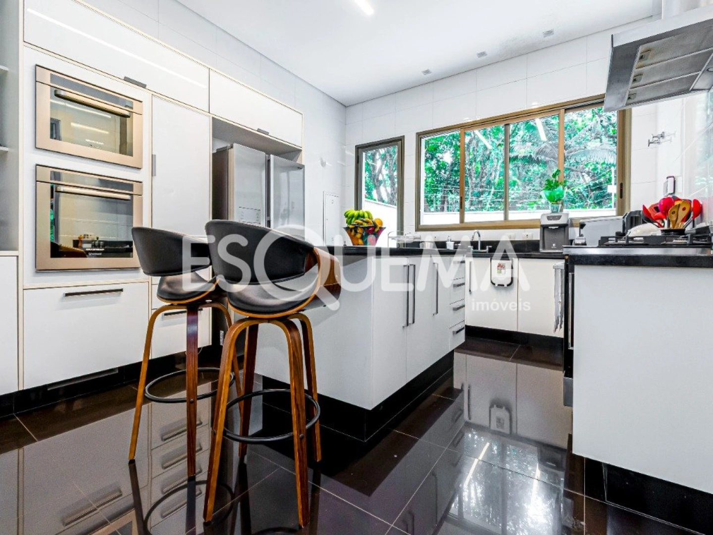 Casa com projeto Bi Chrisostomo, rodeada por belo jardim - Imagem 15