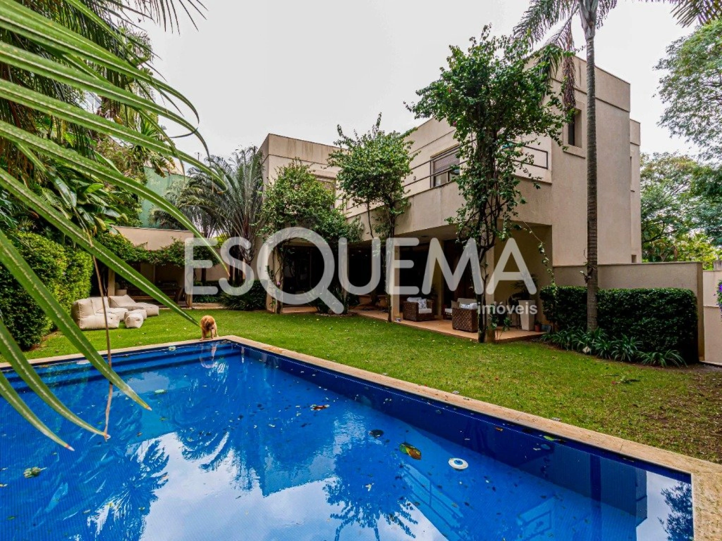 Casa com projeto Bi Chrisostomo, rodeada por belo jardim - Imagem 1