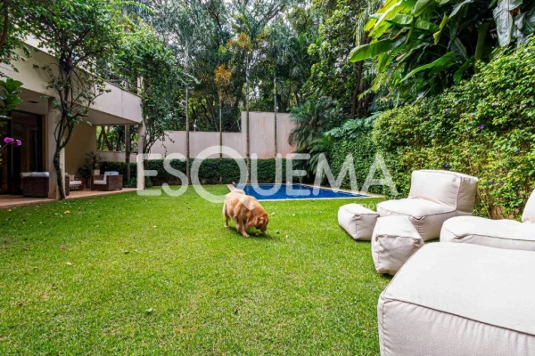 Casa com projeto Bi Chrisostomo, rodeada por belo jardim