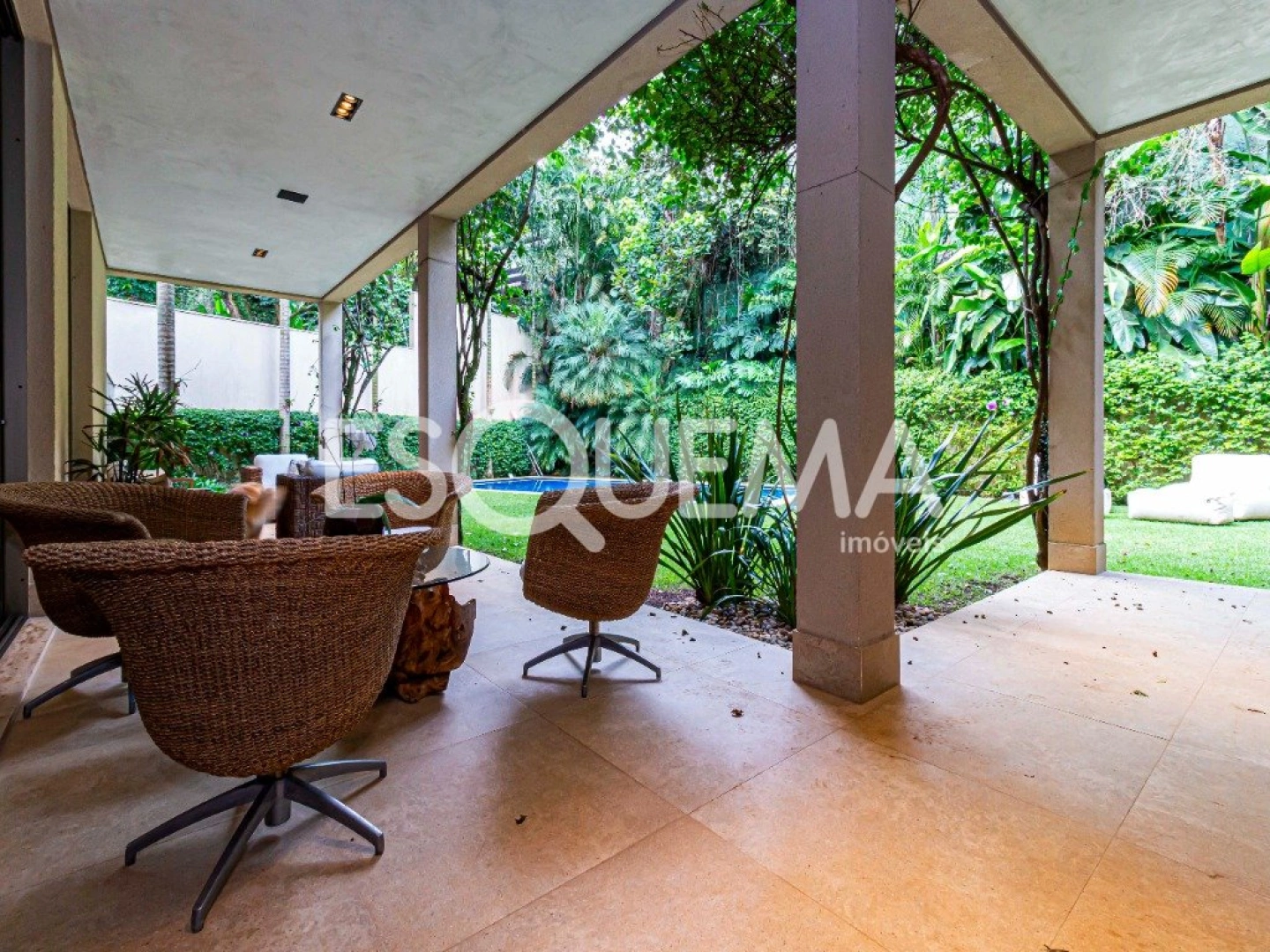 Casa com projeto Bi Chrisostomo, rodeada por belo jardim - Imagem 3