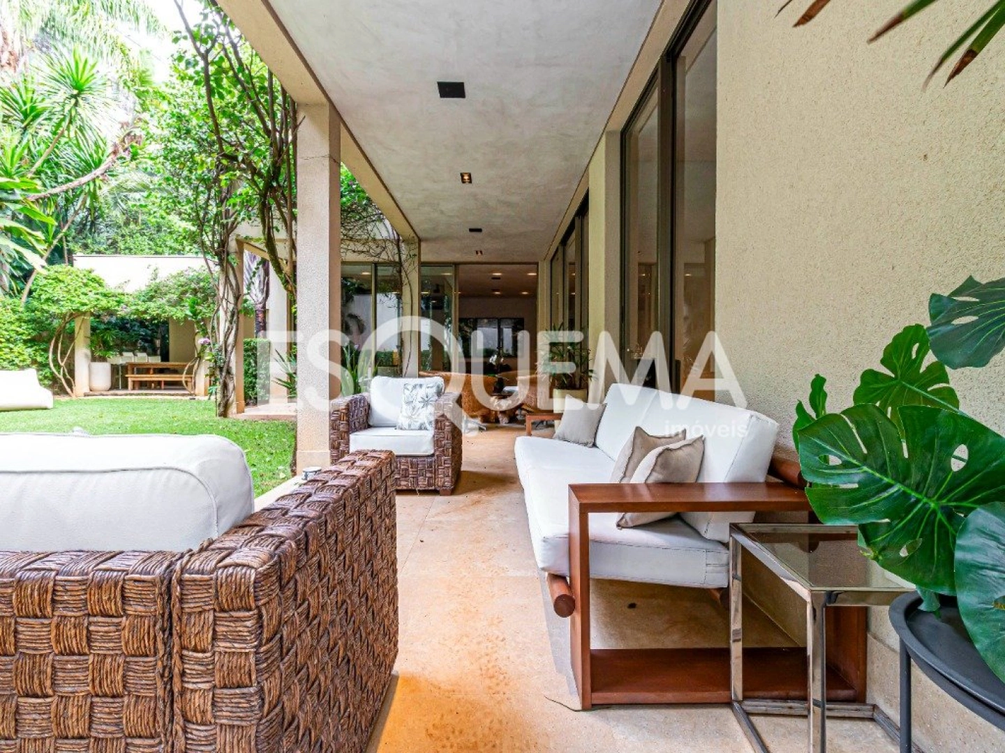 Casa com projeto Bi Chrisostomo, rodeada por belo jardim - Imagem 4