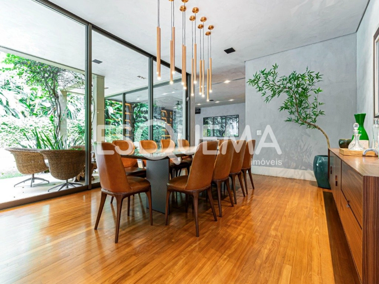 Casa com projeto Bi Chrisostomo, rodeada por belo jardim - Imagem 5