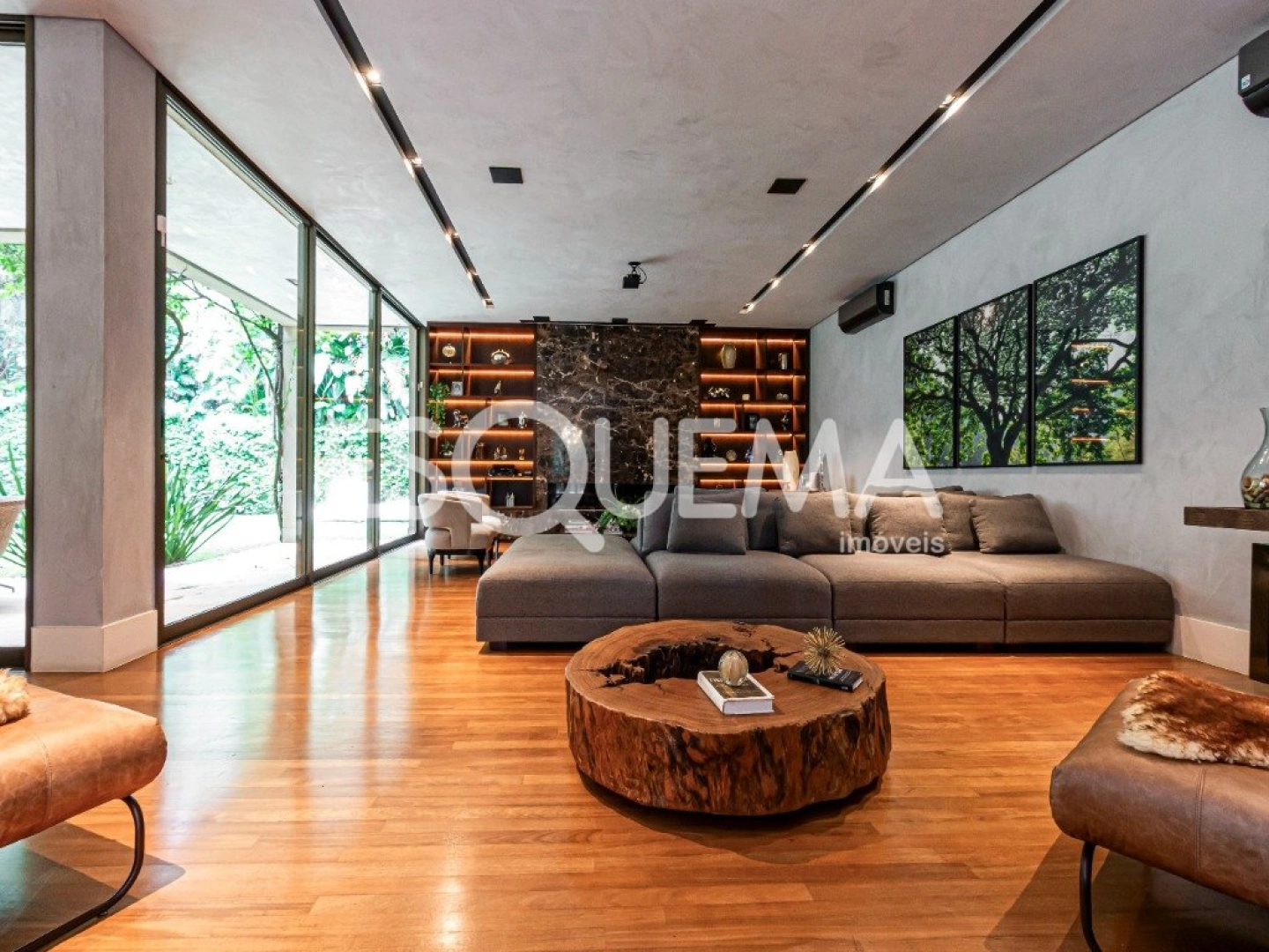 Casa com projeto Bi Chrisostomo, rodeada por belo jardim - Imagem 6
