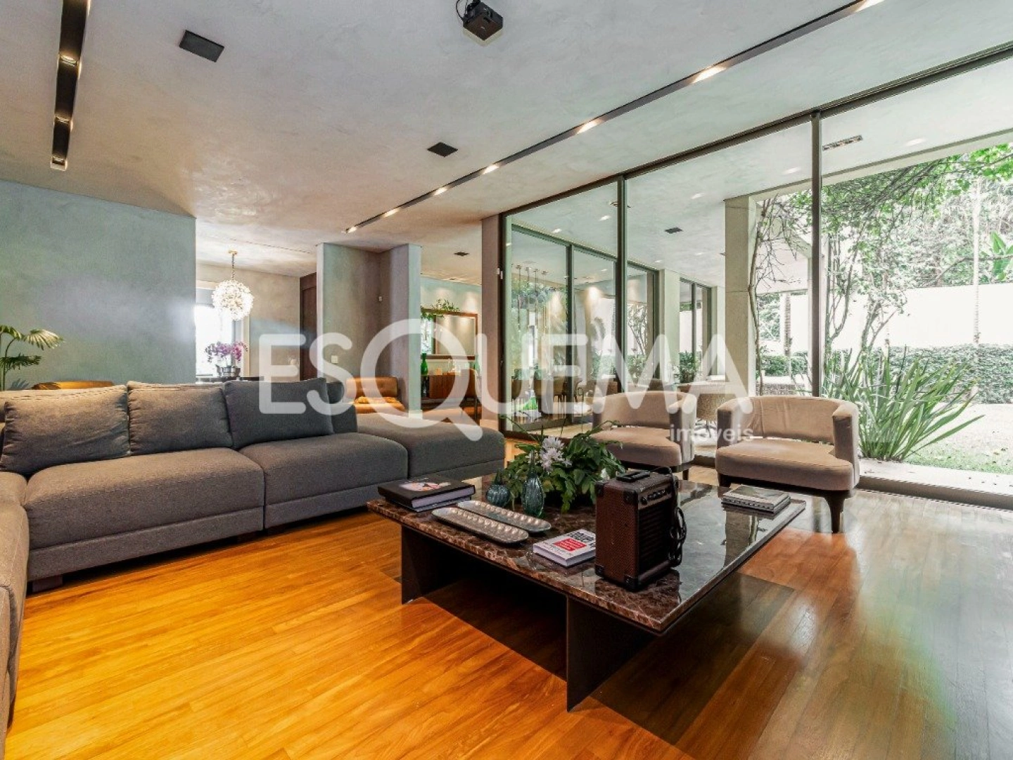 Casa com projeto Bi Chrisostomo, rodeada por belo jardim - Imagem 7