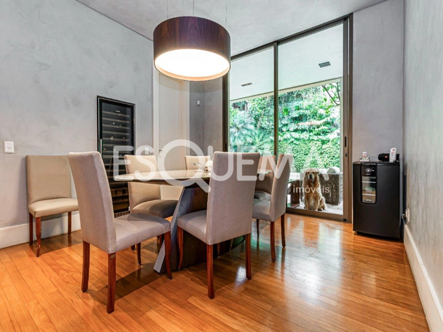 Casa com projeto Bi Chrisostomo, rodeada por belo jardim - Imagem 8
