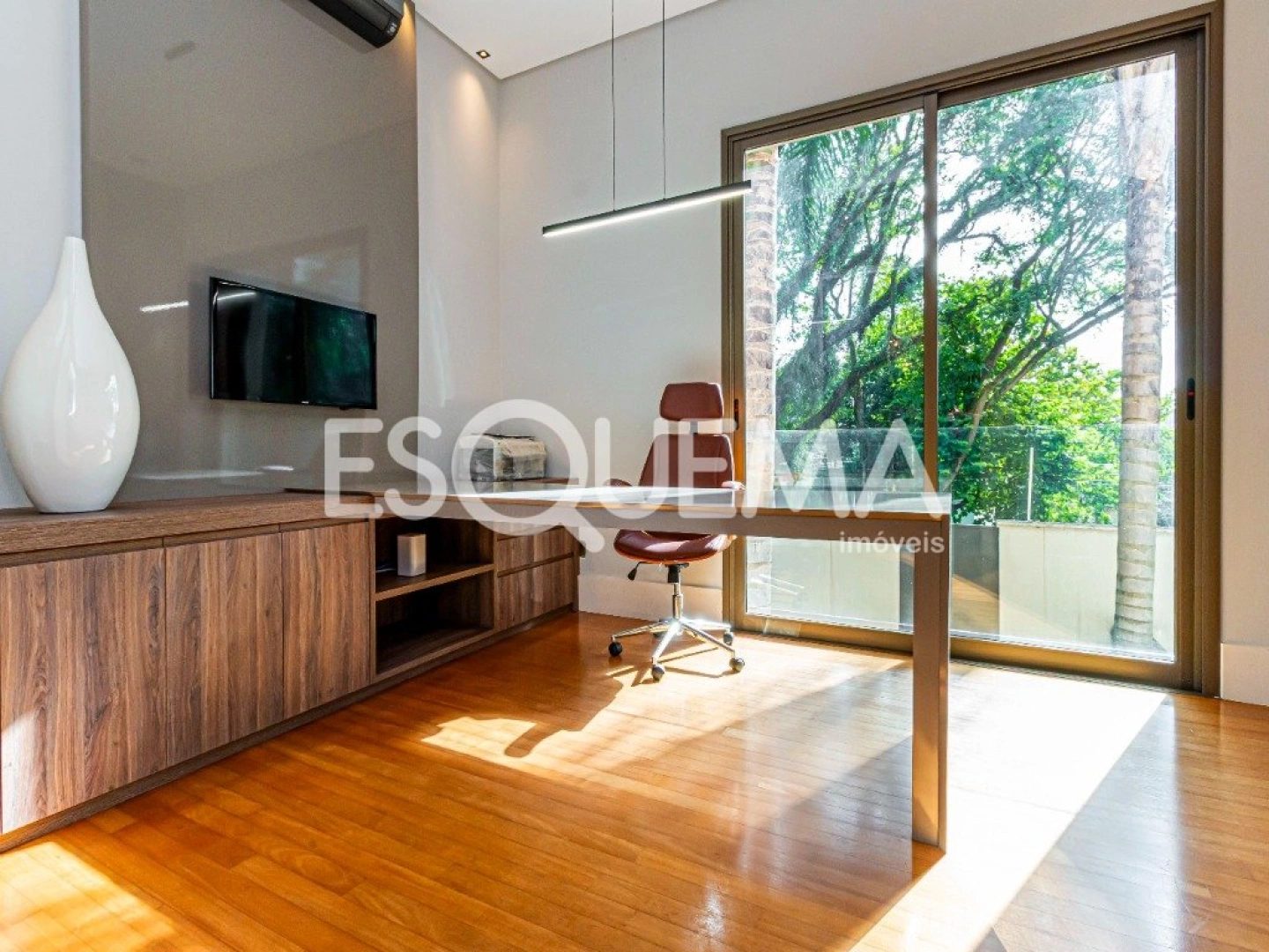 Casa com projeto Bi Chrisostomo, rodeada por belo jardim - Imagem 9