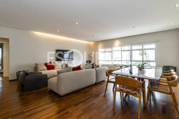 Apartamento reformado em andar alto no Jardim América