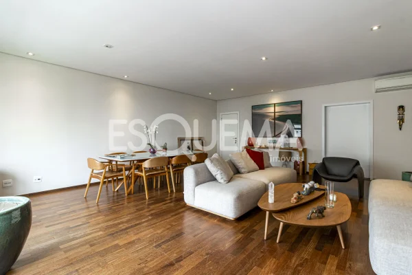 Apartamento reformado em andar alto no Jardim América