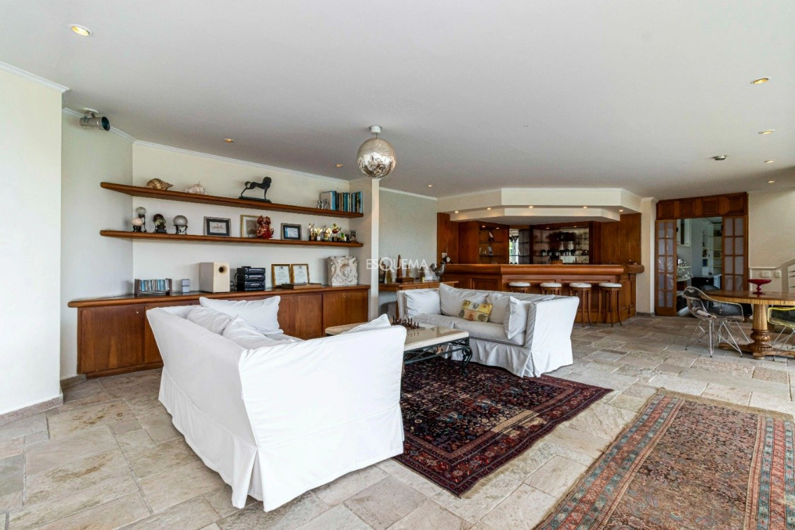Casa com amplo terreno e 40 m de frente - Imagem 11