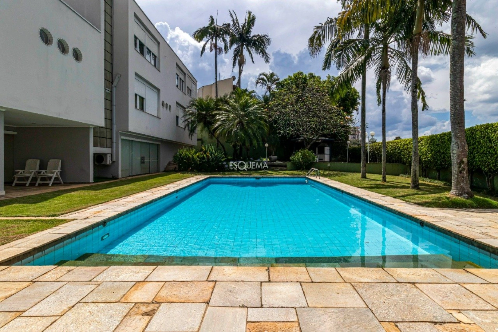 Casa com amplo terreno e 40 m de frente - Imagem 1