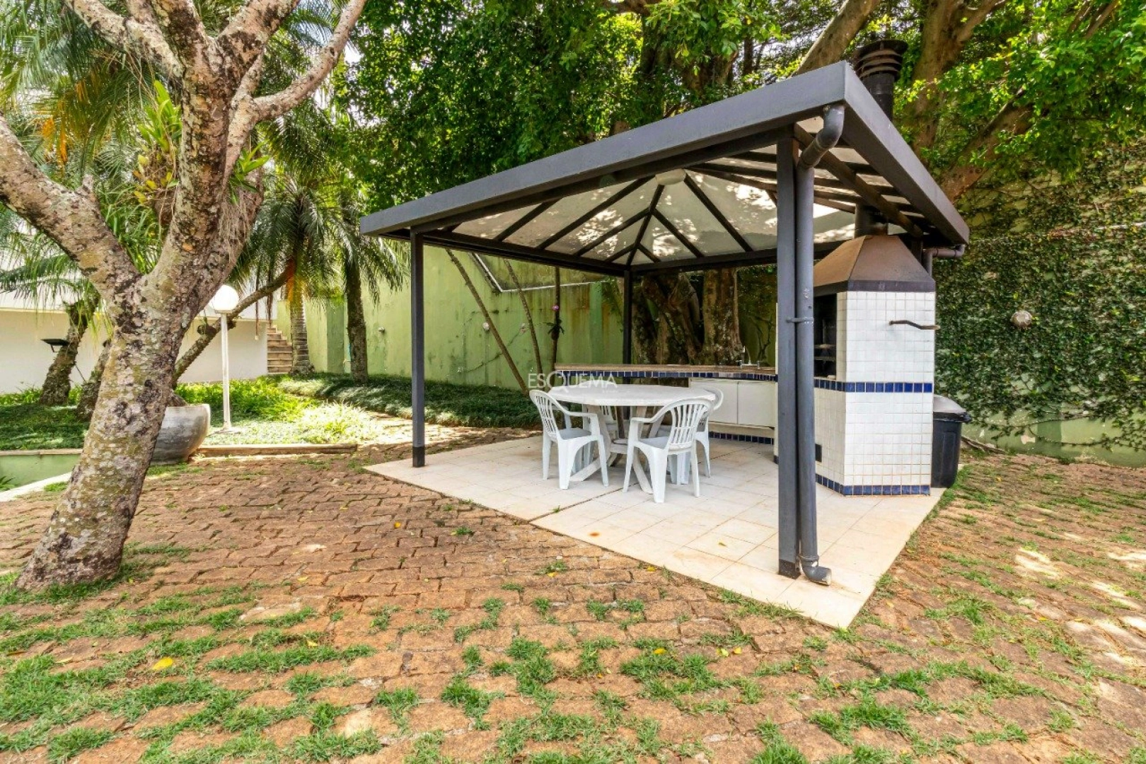 Casa com amplo terreno e 40 m de frente - Imagem 3