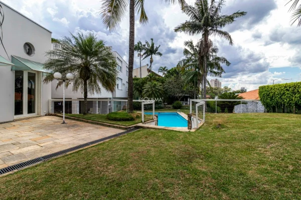 Casa com amplo terreno e 40 m de frente