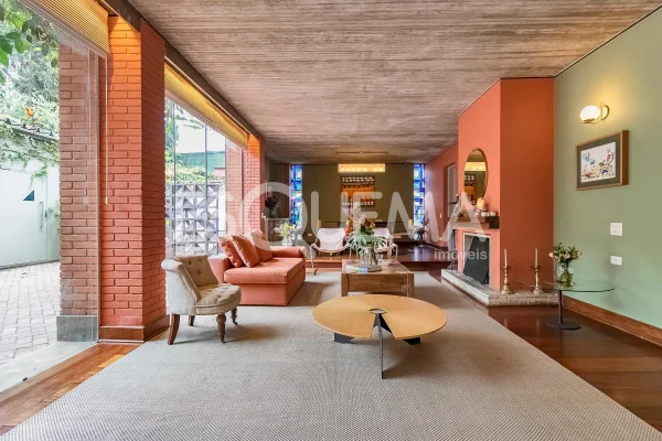 Casa em área verde próxima a Praça Panamericana