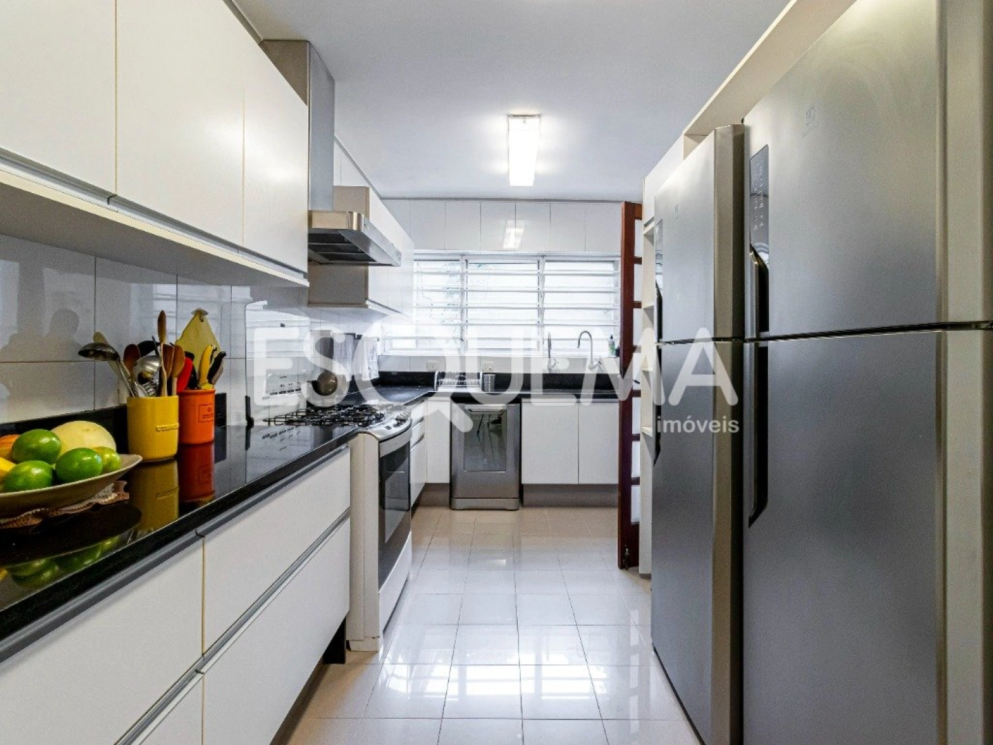 Casa elegante em rua charmosa do Cidade Jardim - Imagem 14