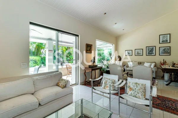 Casa elegante em rua charmosa do Cidade Jardim