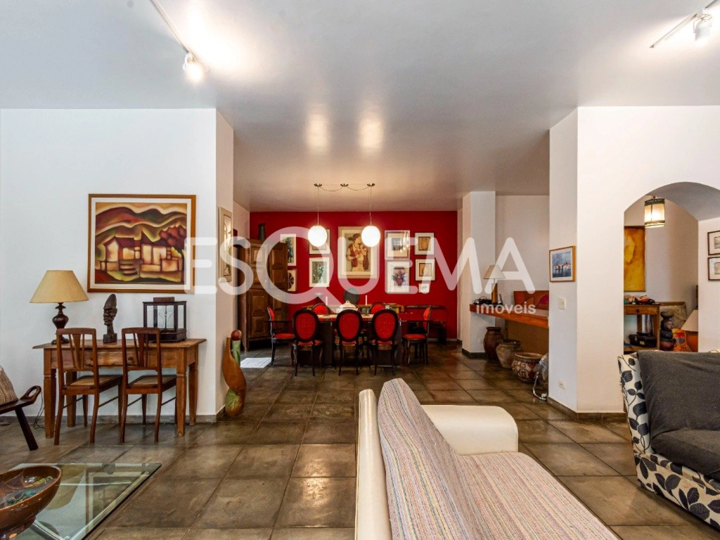 Casa com amplo jardim e localização privilegiada - Imagem 10