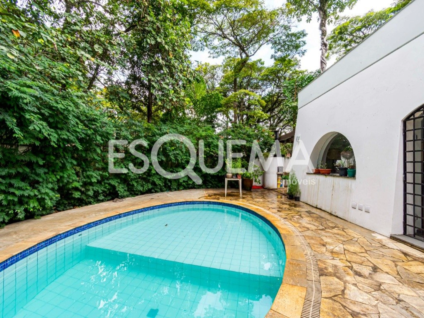 Casa com amplo jardim e localização privilegiada - Imagem 13
