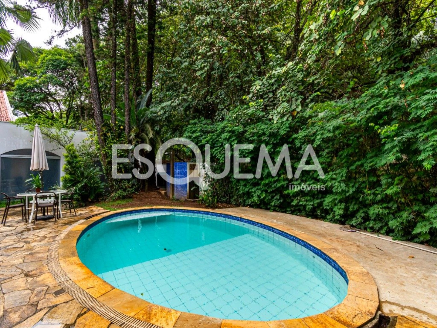 Casa com amplo jardim e localização privilegiada - Imagem 14