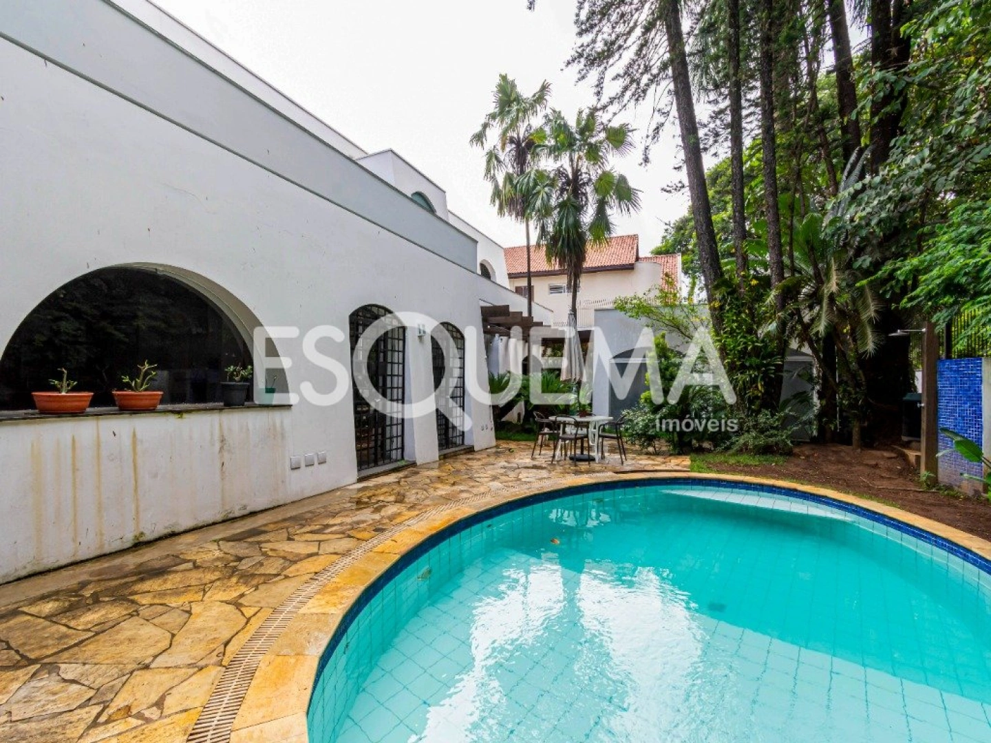 Casa com amplo jardim e localização privilegiada - Imagem 15