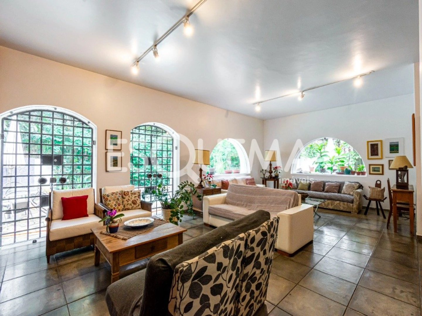 Casa com amplo jardim e localização privilegiada - Imagem 1