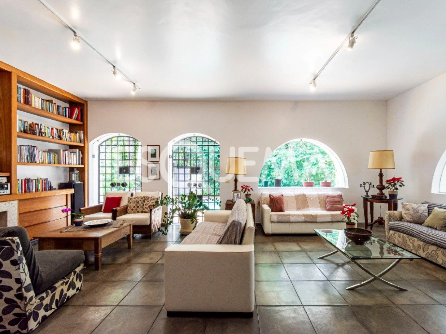 Casa com amplo jardim e localização privilegiada - Imagem 2