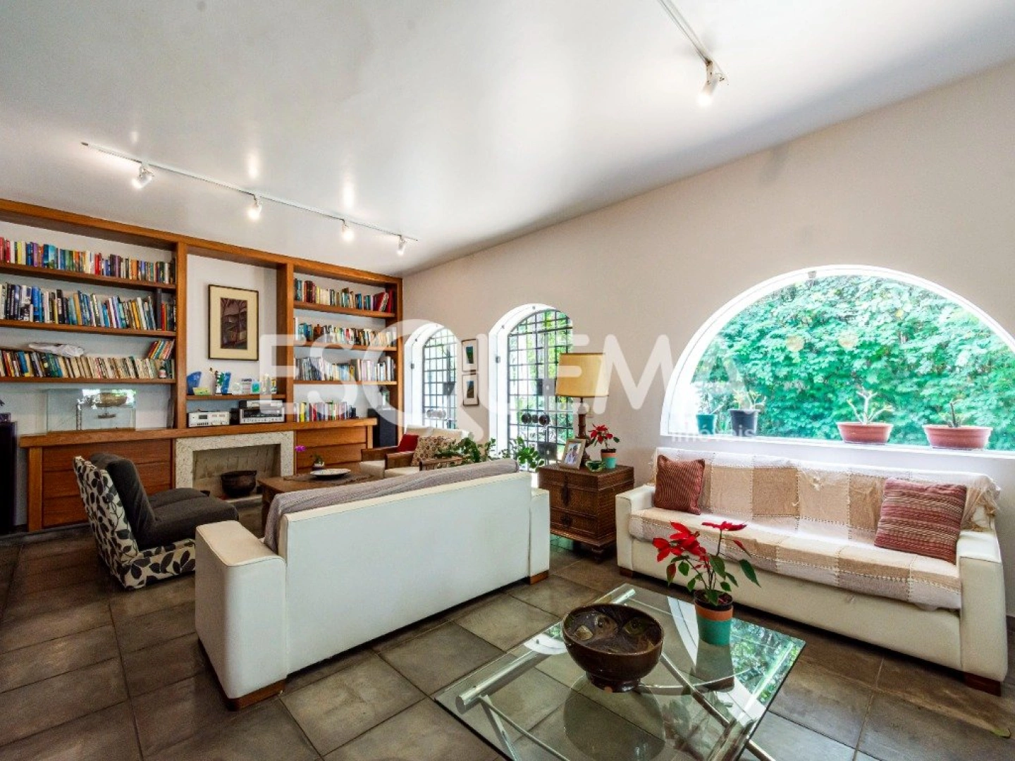 Casa com amplo jardim e localização privilegiada - Imagem 3
