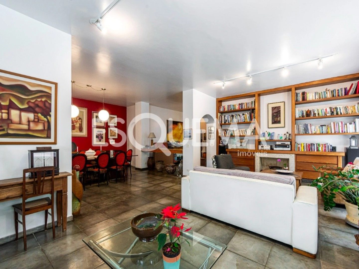 Casa com amplo jardim e localização privilegiada - Imagem 4