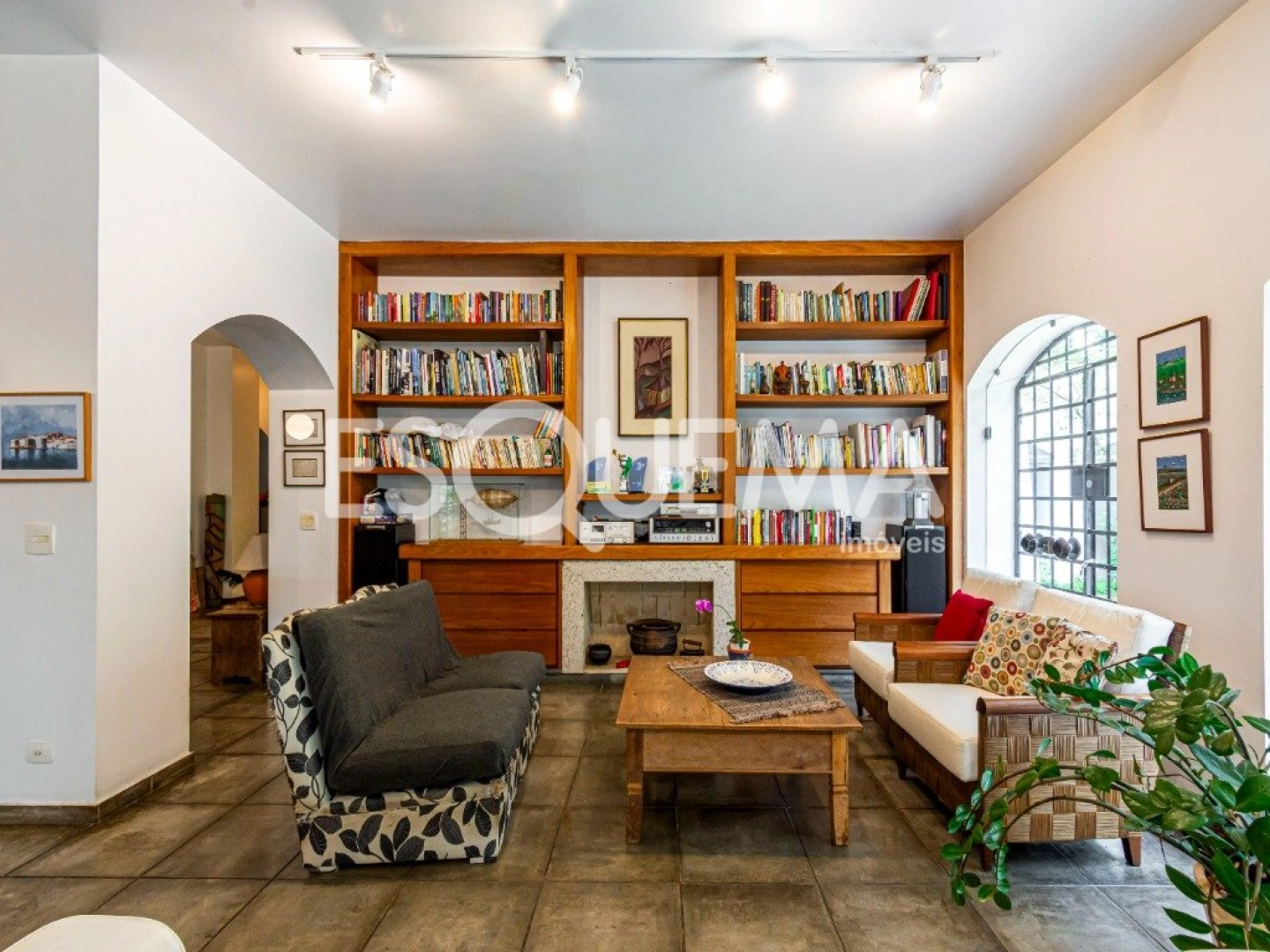 Casa com amplo jardim e localização privilegiada - Imagem 5